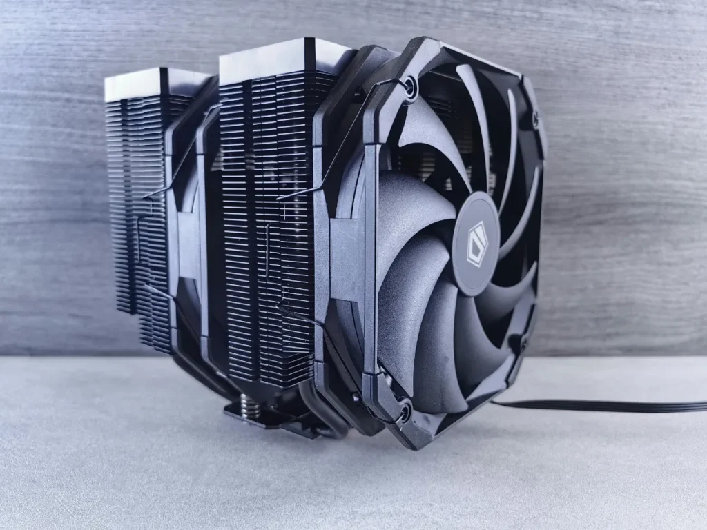 ventilador de PC completamente cubierto de una gruesa capa de polvo y pelusas, limpieza de pc hardware